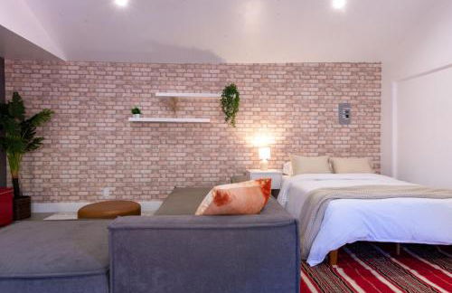 Modern Private Guesthouse with Parking, Yard, and Washer Dryer - Foto 9