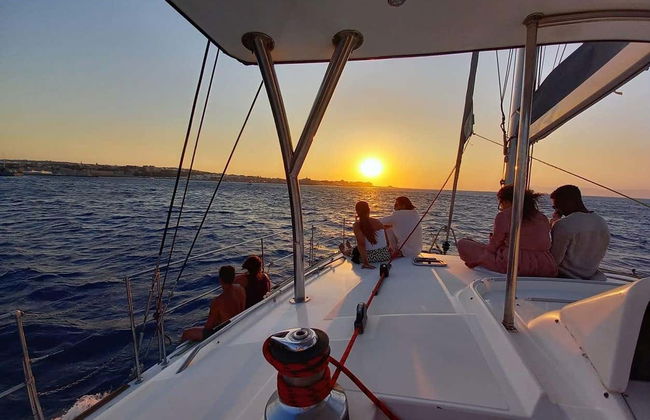Balade en catamaran au coucher du soleil + dîner - Photo 1