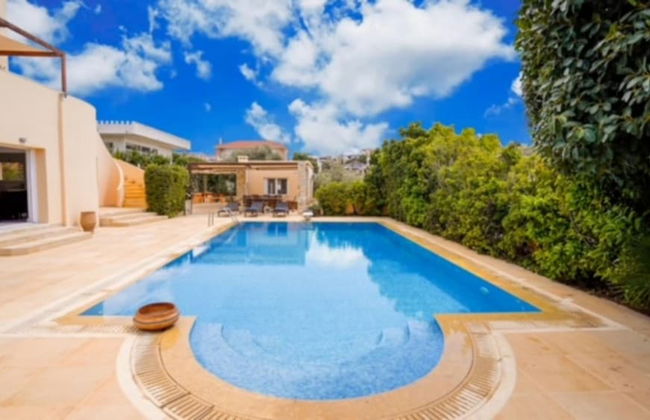 Deluxe 5 Bdrm Villa w Pool Next to the Beach - Photo 2