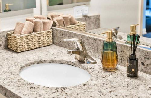 Lux Oasis in Woodland Hills - Foto 29