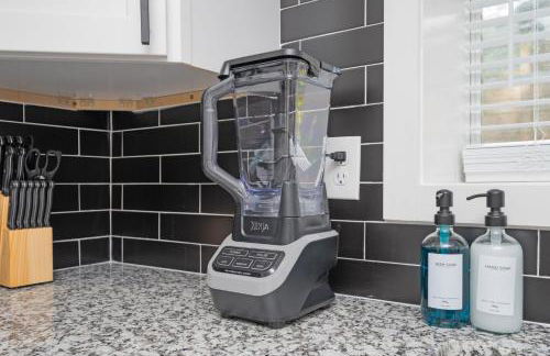 Chic 2-Bed Haven with Vibrant Décor in SE Atlanta - Foto 14