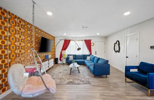 NEW Retro Escape 70's Vibes Wellness Game Room - Foto 6