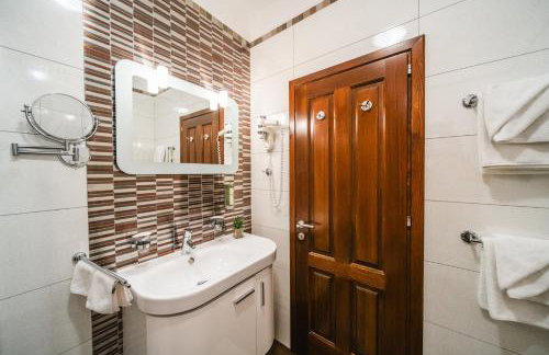 City Beach Villa with Pool and Sea View - Foto 22