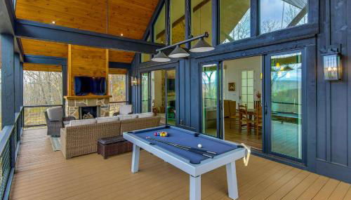 Black Chalet Mtn-View Home with Deck in Glenville! - Foto 2