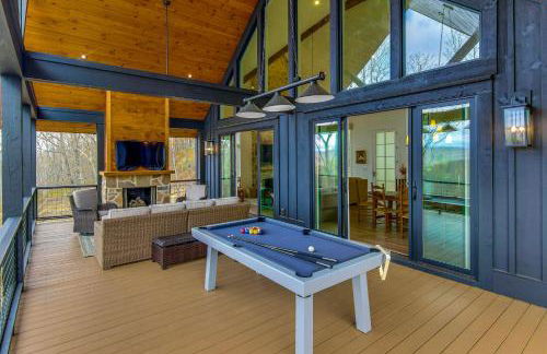Deck and Mountain Views Black Chalet in Glenville - Foto 4