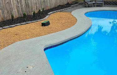 6BR Dream Getaway w Heated Pool & Peaceful Vibe - Photo 25