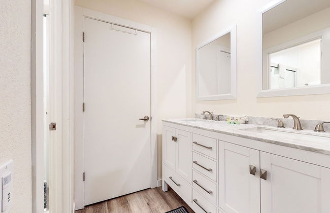 Mid Century Modern Cabin - Walk to Village! - Foto 25