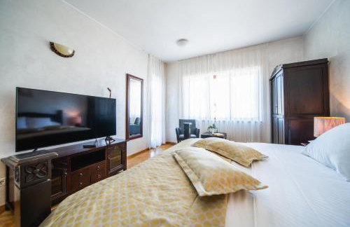 City Beach Villa with Pool and Sea View - Foto 24