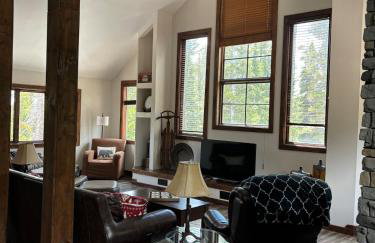 Spacious 4 Bedroom Chalet on Hiking Trails - Foto 3