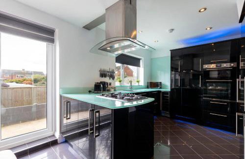 Stunning Bishop Auckland House with 5-bedrooms & 8 Beds Sleeps 12 with Free Parking by PureStay - Foto 19