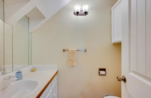 Walk to Lake Loveland Mtn-View Retreat with Balcony - Foto 11