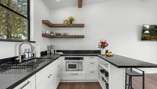 Peaceful Farmhouse-Style Tiny Home Resort with Goats & Pool in Hempstead, Texas - Foto 2