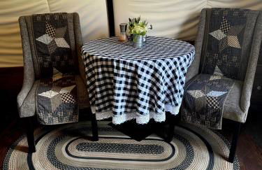 Luxury Covered Wagon, Rooterville Animal Sanctuary - Foto 6