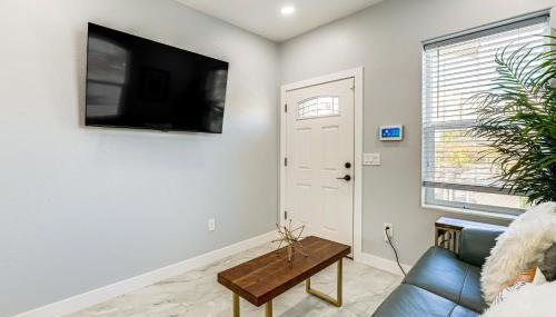 Small-Town Charm & Patio Dining: Home in Madera! - Foto 4
