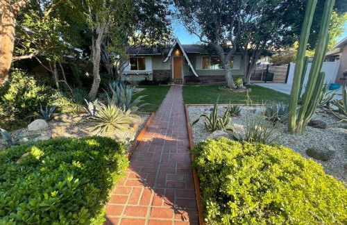 Granada Hills Private Unique Pool Luxury 4BR Family Retreat - Patio, Outdoor Dining, BBQ Grill, & Free Parking - Foto 2