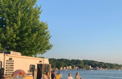 Designer Home w/ Lake Views+Walk to Downtown&Beach - Foto 31