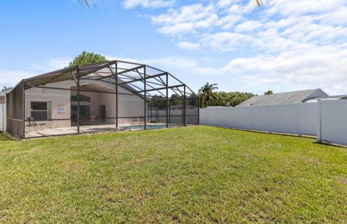 Sunny Getaway with Private Pool, Spa & Fenced Yard - Foto 23