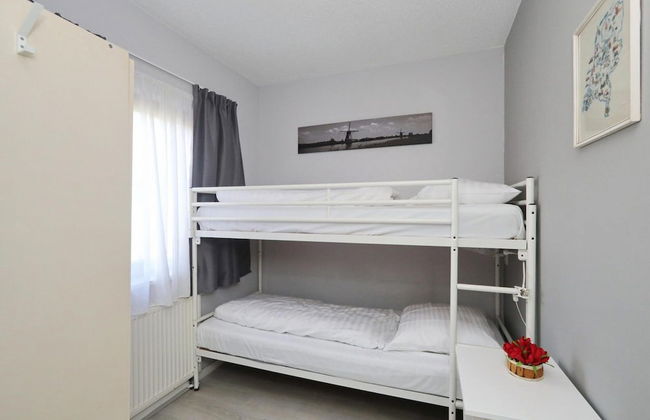 Spacious Holiday Home Near Forest - Photo 4