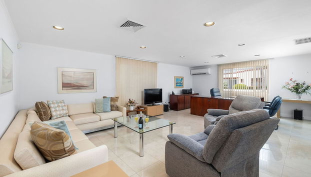 3BR 3BA Pool Downtown Short Walk to Beach - Foto 2, Habitación