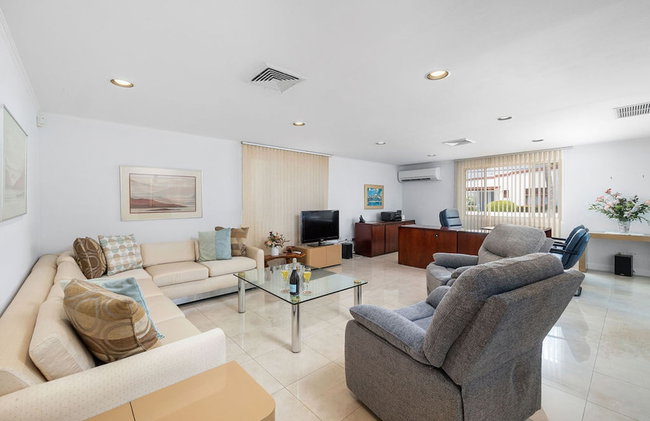 3BR 3BA Pool Downtown Short Walk to Beach - Foto 2