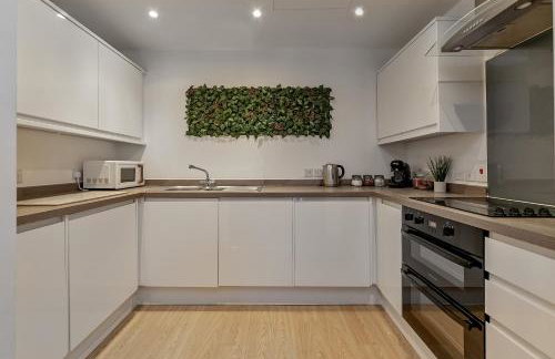 PRIME City Centre Location, THE JUKE BOX SUITE, Secure Gated FREE Parking Space, Unique STYLISH Apartment, AIR CONDITIONING & Two Bathrooms - Photo 16