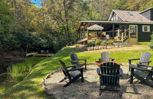 Enchanting Highlands Cottage with Pond and Waterfall - Foto 2