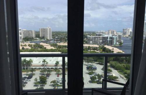 Contemporary Beach Retreat, Sleek Design & Full Kitchen -A - Foto 12