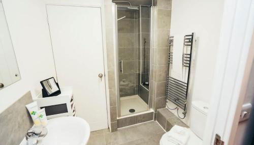 Snug 1 Bed Apartment in Derbyshire with Free Parking - Foto 5, towels, Shower