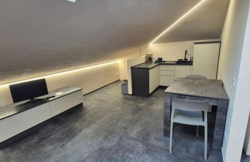 Moderna Mansarda con parcheggio gratuito - Foto 1