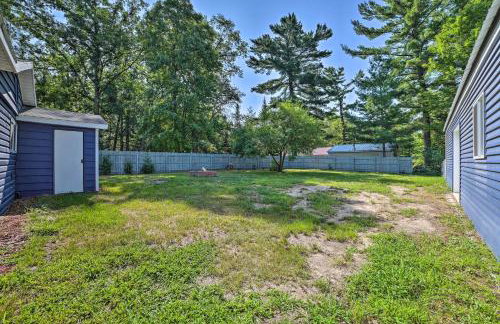 Prudenville Retreat with Yard about 1 Mi to Lake! - Foto 25