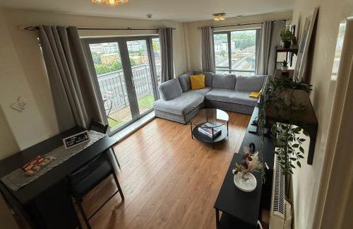 Sunset Heights Bright 2BR with City Views and Free Parking - Foto 1