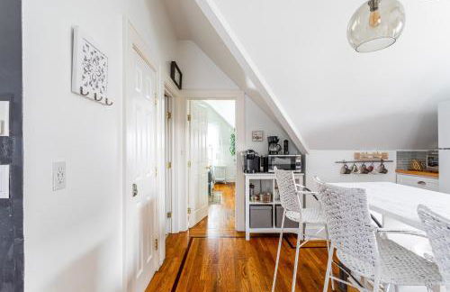 Charming 2BR Getaway with Modern Comforts - Foto 11