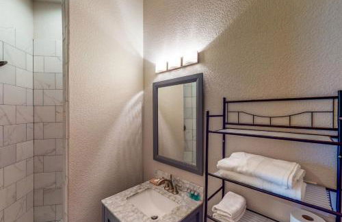 Hot Tub and Views Luxe Lake Bridgeport Retreat - Foto 15