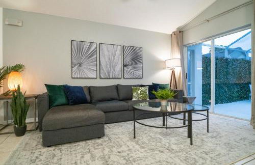 Stylish Villa Retreat with Pool - Photo 10