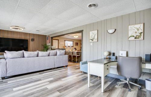 9 Mi to Shore Home with Hot Tub in Howards Grove! - Foto 7