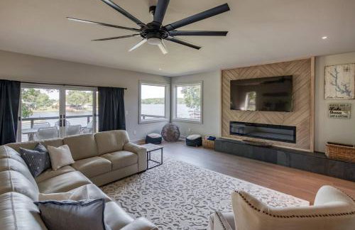 6BR Lakefront Private Dock & Bonfire Sleeps 12 - Foto 49