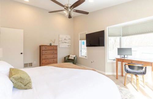 Large Luxury Home with Media Room and Game Room - 10 mins to Campus & Stadium - Foto 46