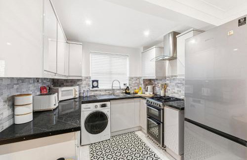 Keaton House - Close to City Centre - Free Parking, Spacious Garden, Fast Wifi and Smart TV by Yoko Property - Foto 6