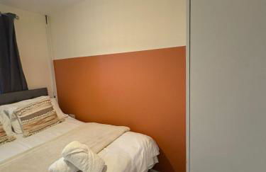 Spacious 3-Bed House - Sleeps 8 Garden & Parking - Foto 7