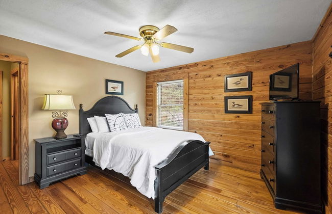 Lakeside Lodge by Avantstay Hot Tub + Dock - Foto 23