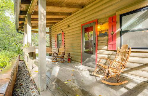 Soak in Hot Tub, Explore Outdoors Cleveland Cabin - Foto 23