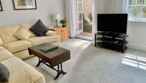 SIMPLY the BEST, 4 Min walk to Beach, Pubs, Restaurants, Shops, FAB Htd Pool, HOT Hottub, Games room, 1 acre Garden, BBQ's, Beautiful, Bassets acre, Free Parking and WIFI - Foto 5