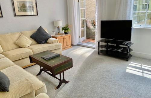 Simply the best ! 4 min walk to Beach, Pubs, Restaurants, Shops, Htd Pool, Hottub, Games rm, 1 acre Garden, BBQ's Coast to Coast cycle path, Beautiful, Bassets acre, Only six 1-3 bedroom SUPERB apartments, Free Parking and WIFI - Foto 6