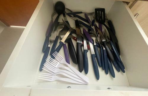 Check-in AUTÔNOMO, churrasqueira em Casa! Acesse 2ar, 2q,2B, pague 4 ou mais hóspedes, até 6 camas e tem pátio, garagem, roupa de cama, máquina de lavar roupas, portão eletrônico, todos privativos! Desconta duração! Entrada 15h adiante, inclusive madruga - Foto 18