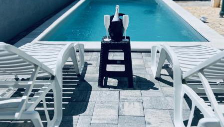 Sun n' Fun Apartments with Pool - Foto 3