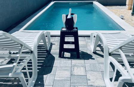 Sun n' Fun Apartments with Pool - Photo 3