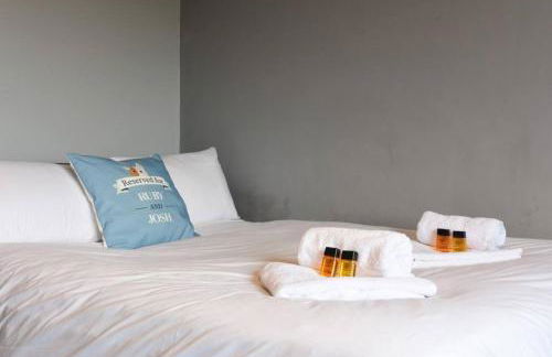 Air Maison - Large Family Home with Pool Table - Photo 26