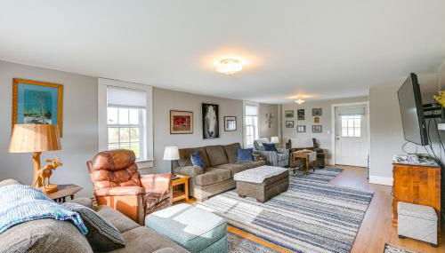 Cherryfield Home with Decks On Historic Horse Farm - Foto 5