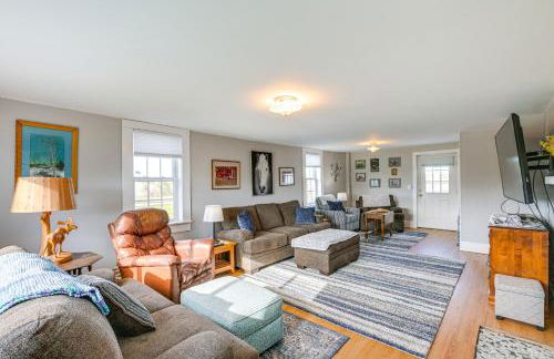 Cherryfield Home with Decks On Historic Horse Farm - Foto 5