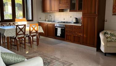 Villa bifamiliare per famiglie con giardino. - Foto 2